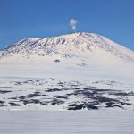 El volcán que "escupe" oro en la Antártida
