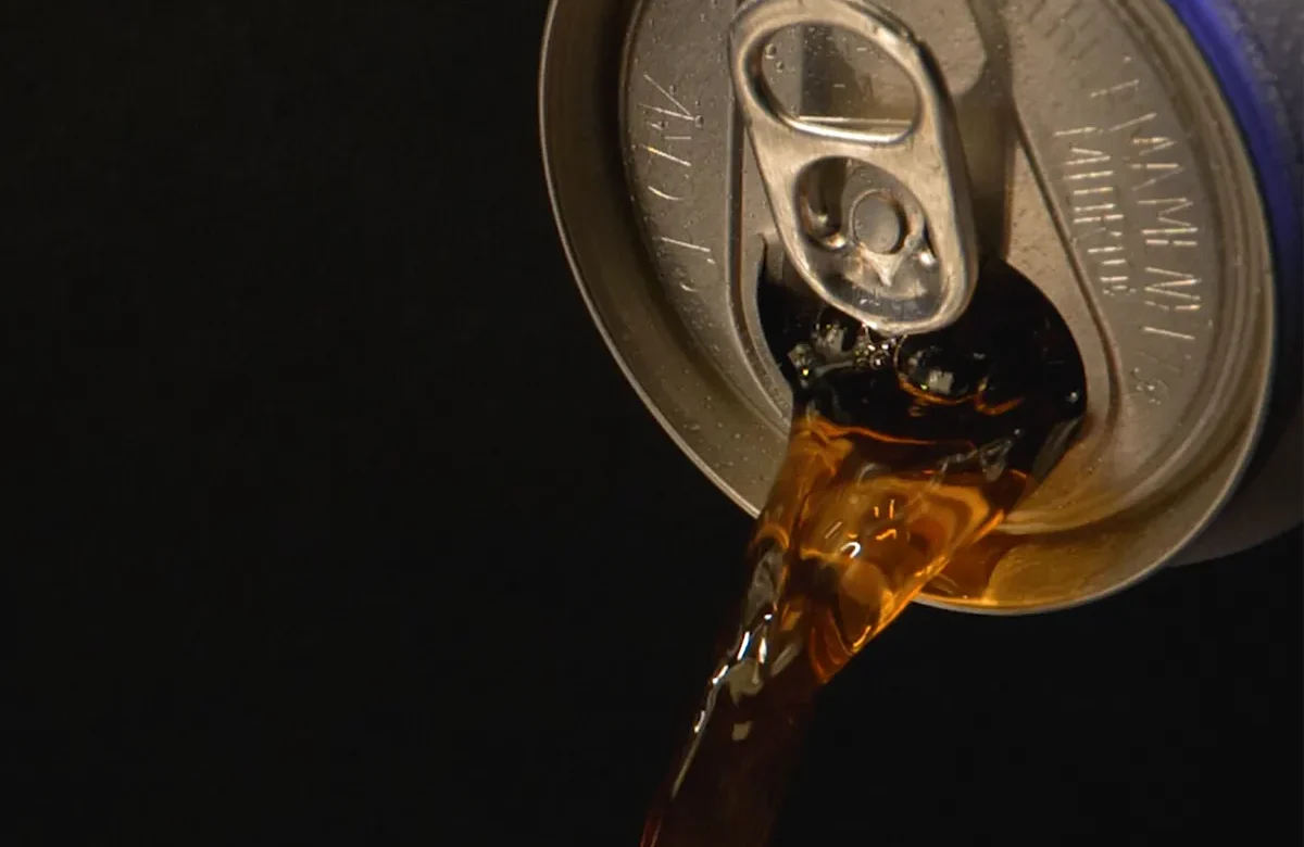 Advierte SEDESA riesgos en la salud de los jóvenes por consumo de bebidas energéticas